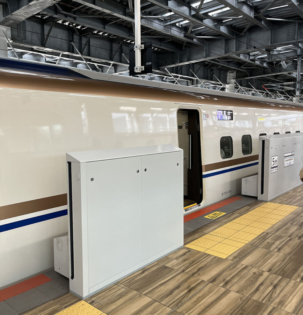 敦賀駅に停車している北陸新幹線