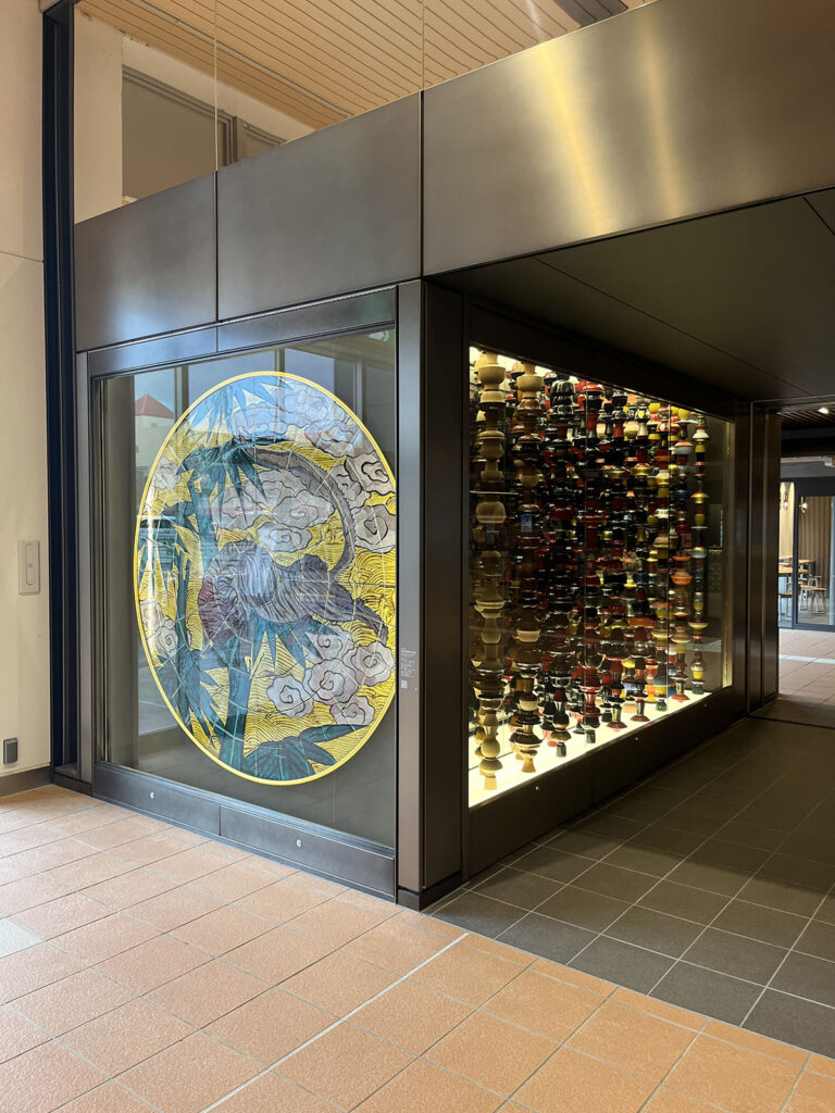 加賀温泉駅構内にある九谷焼の大皿オブジェクト