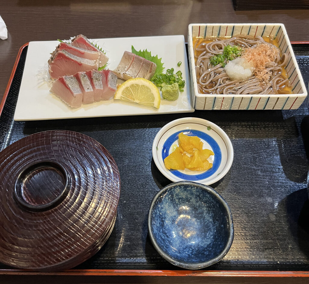 加賀温泉駅前で食べたブリの藁焼きと加賀の手打ちそばが付いた定食