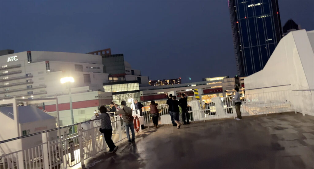 甲板からみる南港の景色