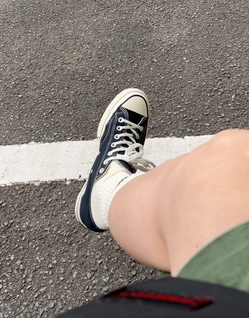 ベンチでバス待ち