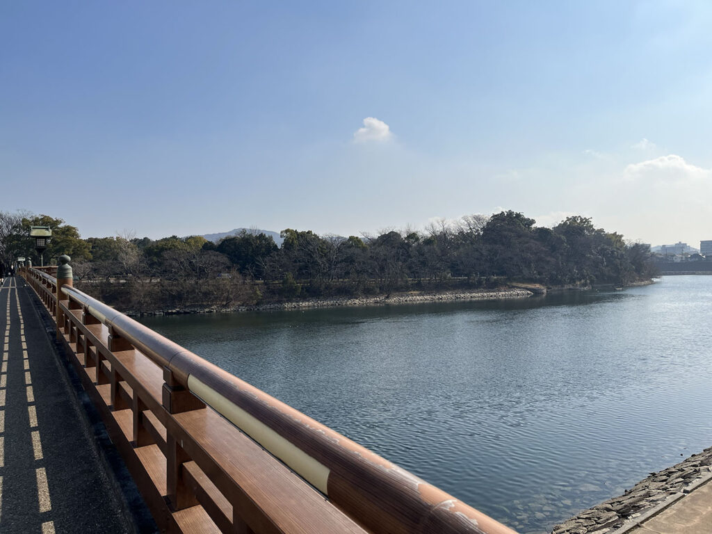月見橋から見た川の風景