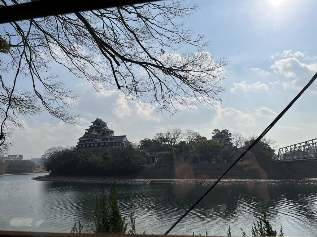 旭川越しの岡山城