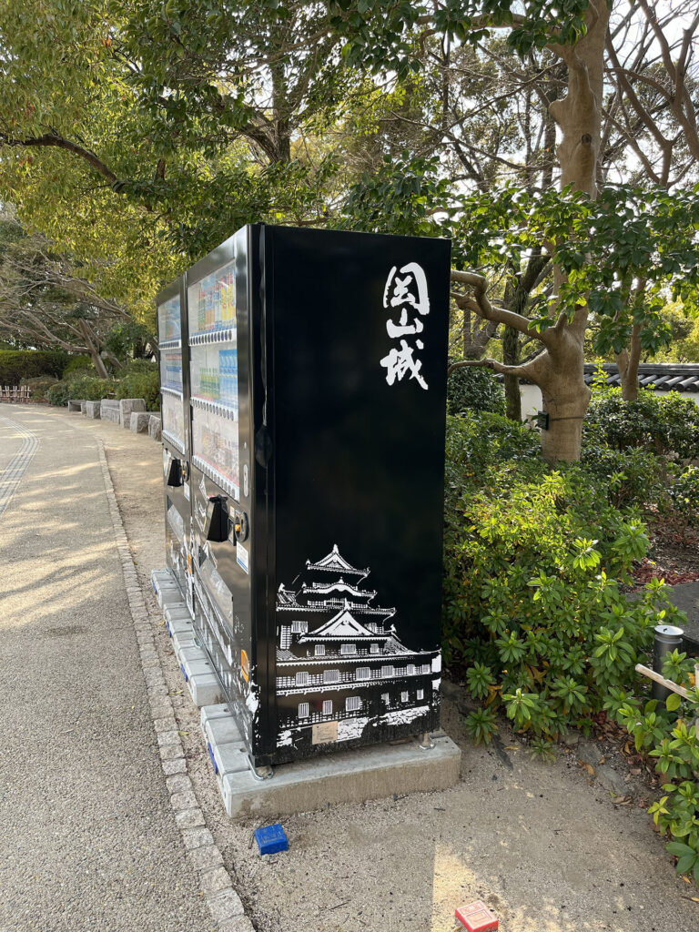 岡山城がデザインされた自動販売機