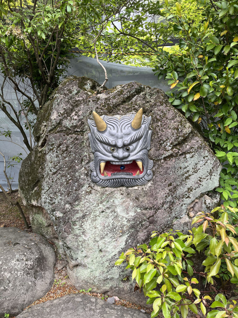 血の池地獄の鬼の面