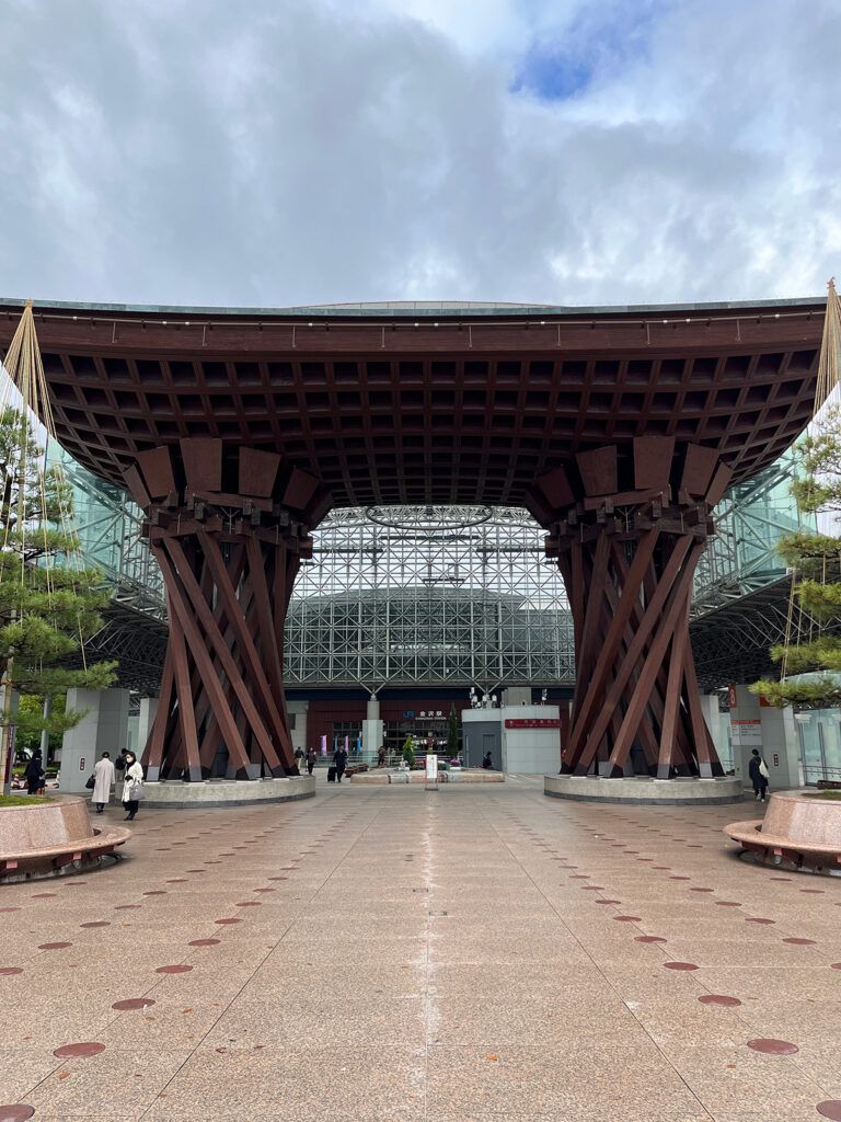 金沢駅前の鼓門
