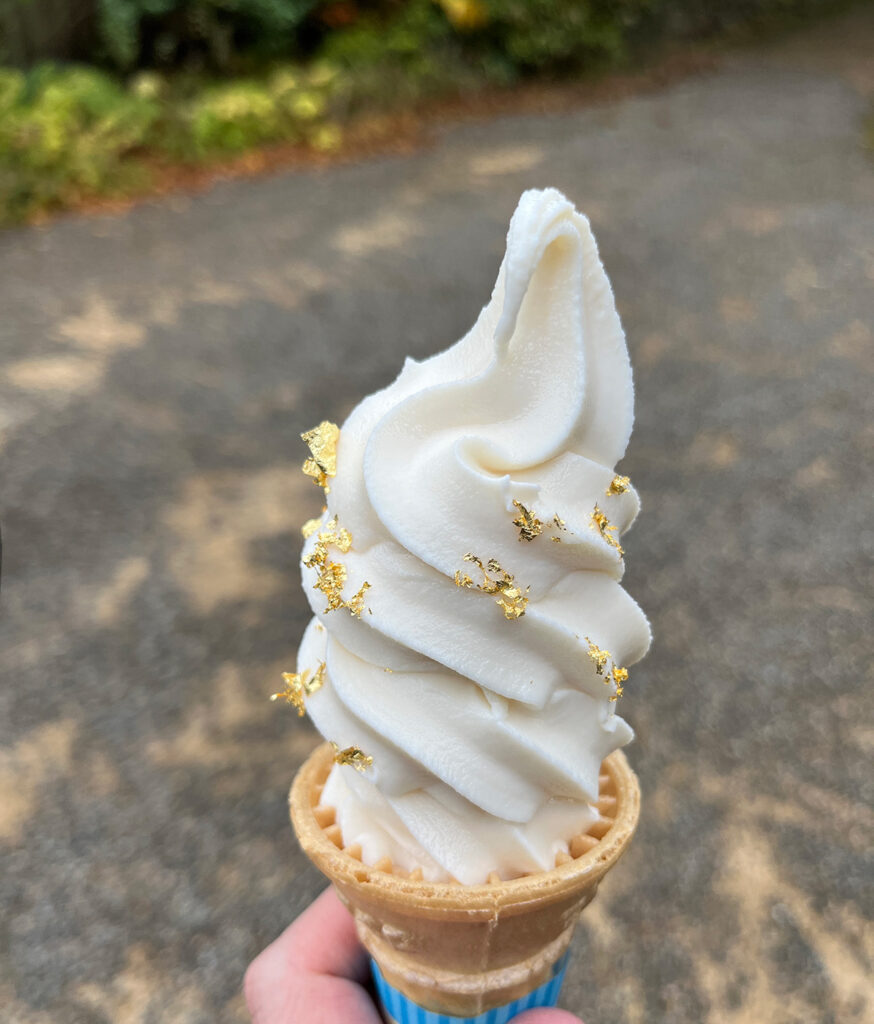 兼六園内で購入した金箔ソフトクリーム