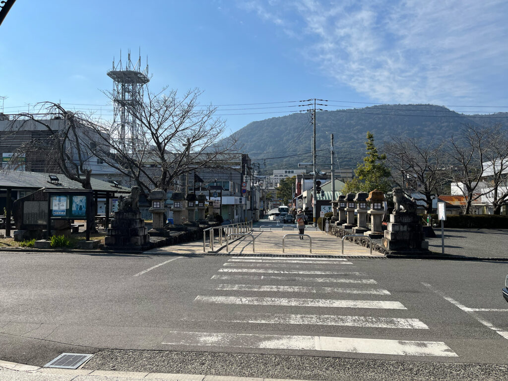 琴平駅から見たこんぴらさん方面