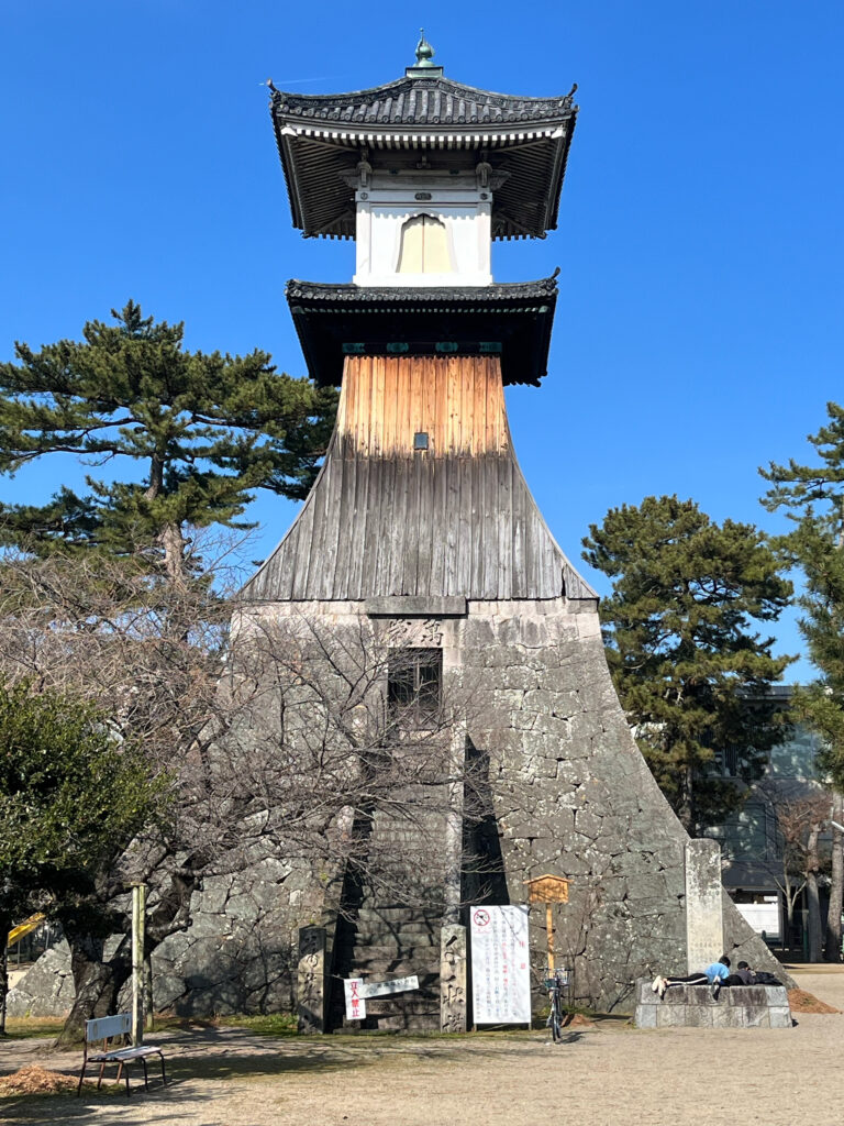 金刀比羅宮北神苑内に建つ高燈籠