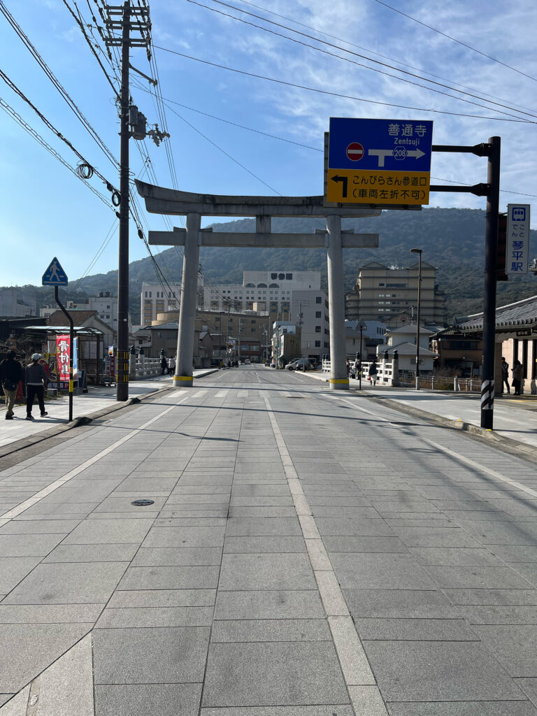 道中にある鳥居